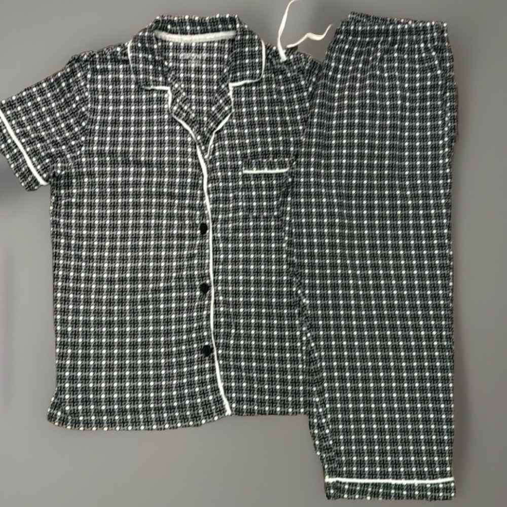 DKNY black and white short sleeve Capri pajama set size small women’s